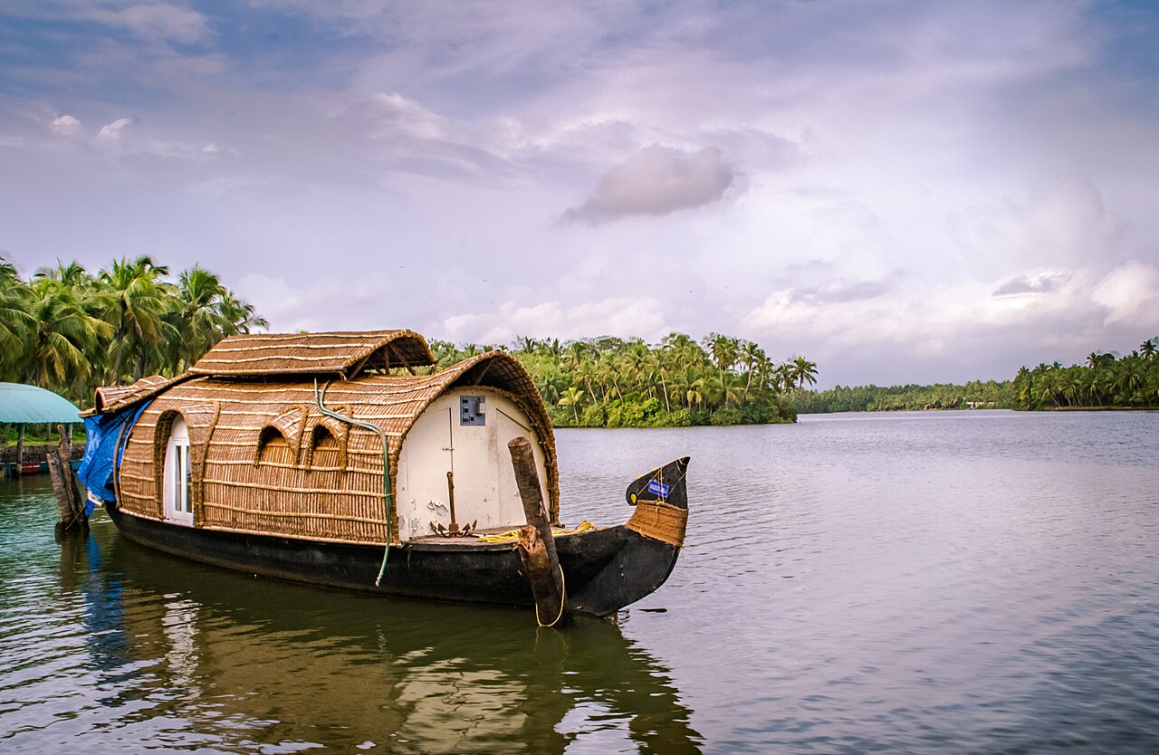 Kerala Alleppey Luxury Houseboat & Munnar Resorts